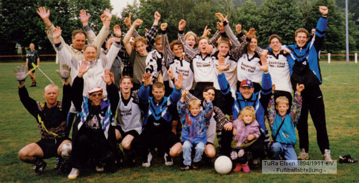 A-Junioren mit Ihren Fans nach dem Aufstiegsspiel in Esbeck