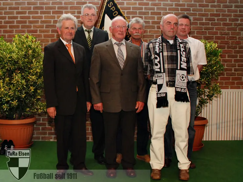 Die Fußballobmänner seit 1975: Walter Mürhoff (3. v.l.) 1975-1980, Helmut Gees (links) 1980-1994, Manfred Steins (rechts) 1994-1998, Norbert Heiermeier (2. v.r.) 1998-2000, Reinold Brüseke (4. v.l.) 2000-2008 und Bernd Potthoff (2. v.l.) seit 2008 2011 100 jahre ehrung obmaenner