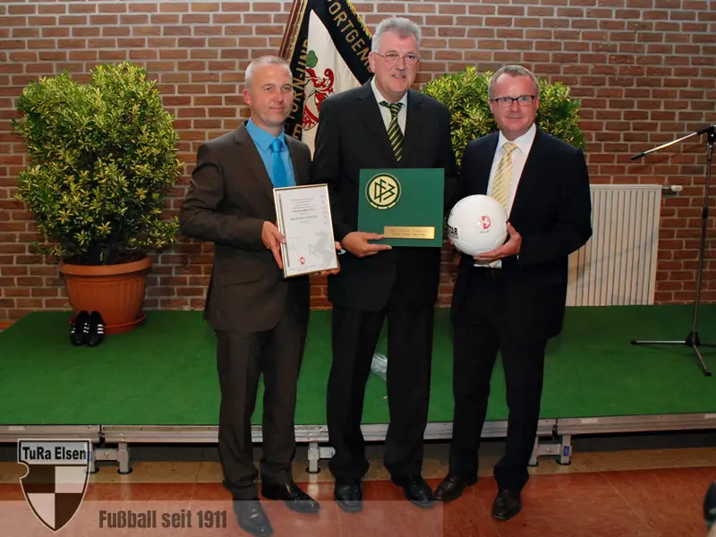 Verleihung der DFB Plakette an (von links) Bernd Kürpick (Vorsitzender TuRa) und Bernd Potthoff (Fußballobmann) durch Manfred Schnieders (Vizepräsident FLVW) 2011 100 jahre ehrung