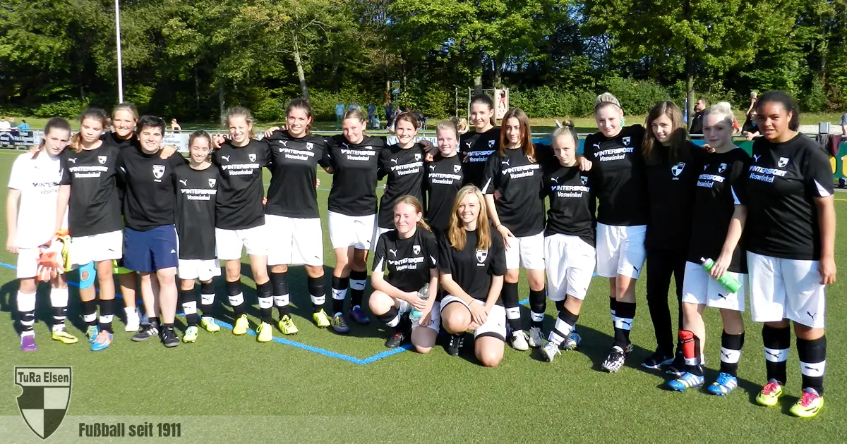 B-Juniorinnen der TuRa Elsen in schwarzen Trikots und weißen Hosen auf dem Spielfeld, Gruppenfoto bei Sonnenschein