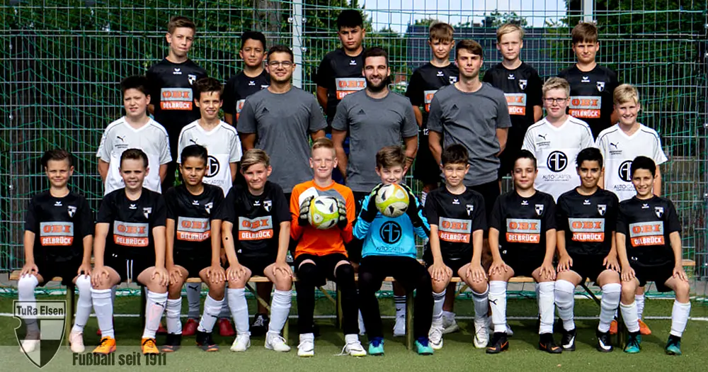 Das Team der TuRa Elsen D1-Junioren in der Saison 2019/20 D1-Junioren Fußballmannschaft der TuRa Elsen in schwarzen und weißen Trikots posiert auf dem Spielfeld
