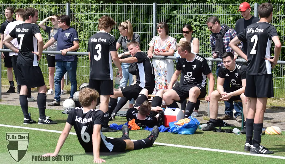 Enttäuschung bei den Spielern und Fans der TuRa-Reserve nach dem letzten Saisonspiel beim SV Sande und dem bevorstehenden Gang in die Kreisliga C Fans und  Spieler der 2. Herrenmannschaft der TuRa Elsen in schwarzen Trikots am Spielfeldrand nach einer enttäuschenden Saison