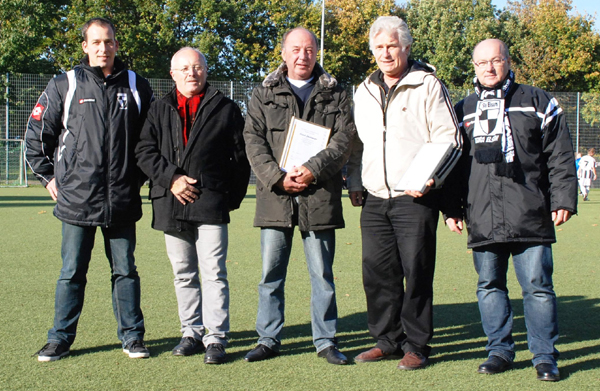 Vlnr: Ingo Krüssmann (Sportlicher Leiter TuRa Fußball), Konrad Hölscher (Vorstand FLVW-Kreis Paderborn), die Geehrten Ulrich Jacobsmeyer und Michael Pein sowie Raimund Krick (Schatzmeister TuRa Fußball)