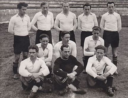 Aus der Meistersaison 1949/50 liegt uns noch dieses Bild vom Spiel in Salzuflen vor, das leider 2:3 verloren ging. | Hinten (vlnr): Ede Solinsky, Franz Kalle, Stefan Kalle, „Heia“ Hussmann, „Hänschen“ Flügel | Mitte (vlnr): Anton Kalle, Henni Dreier, Edi Eckel | Vorne (vlnr): Peso Hissmann, Franz Lüttkefedder und Hermann Lüttkemeier | Foto: TuRa Elsen