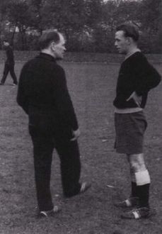 Mehrere Male nahm der Elsener Hans Flügel (rechts) an Lehrgängen von Bundestrainer Sepp Herberger (links) mit Erfolg teil und spielte einmal für Deutschland. | Foto: TuRa Elsen