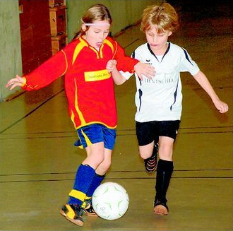 Talente im Einsatz: Auch Noah Engbert vom Herzebrocker SV (l.) und Gavin Henkler von der gastgebenden TuRa Elsen waren beim F2-Turnier in Elsen mit viel Spaß und Eifer bei der Sache. | FOTO: TURA ELSEN