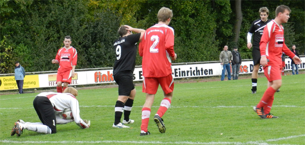 Zum Verzweifeln: TuRa-Stürmer Tobias Kretschmer scheitert am Alfener Keeper Andre Wester | Foto: TuRa Elsen