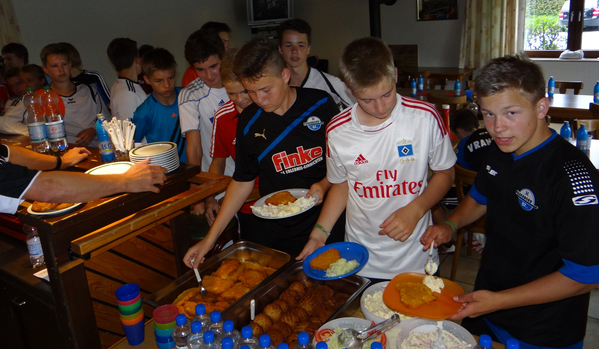 Die TuRa-Jugend tankt Energie nach anstrengendem Trainingsprogramm