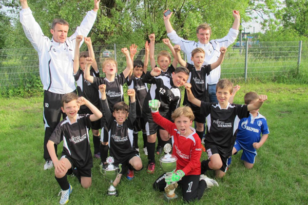 … und der Siegerjubel mit dem Siegerteam, Maskotchen Jarne Henkler (vorne rechts in blau) und den beiden Trainern Steven Downes (hinten links) und Stefan Henkler (hinten rechts) | Foto: TuRa Elsen