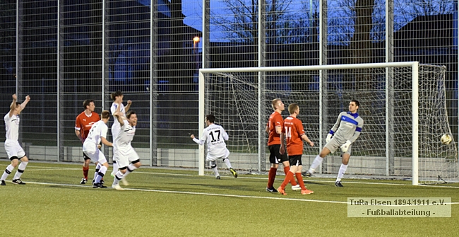 Jan Hoppe, Björn Berg, Daniel Wegnener, Robert Giesguth und Matchwinner Sebastian Neubert bejubeln den Siegtreffer in letzter Sekunde.