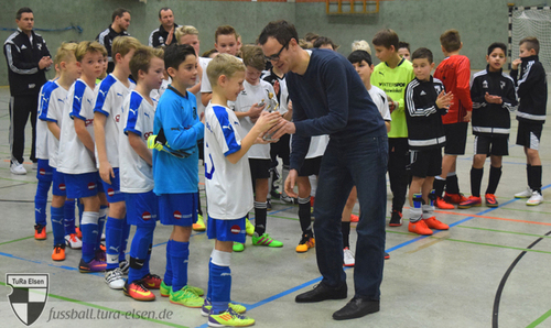 E1-Junioren der SF BW Paderborn erhalten den Siegerpokal