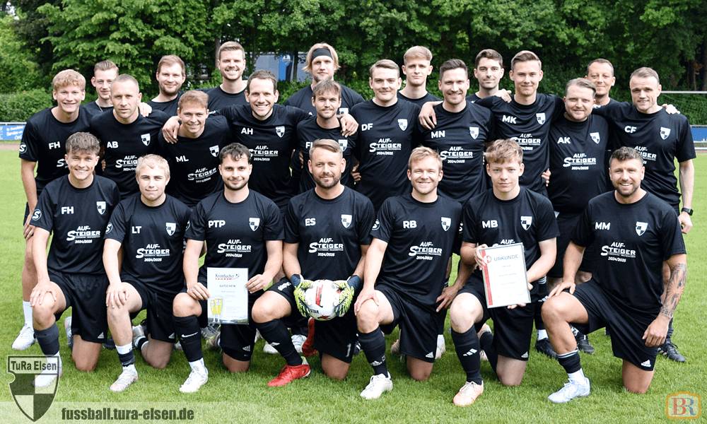Das Meisterteam der Kreisliga B1 von TuRa Elsen posiert in schwarzen Trikots auf dem Fußballplatz, zwei Spieler halten Urkunden