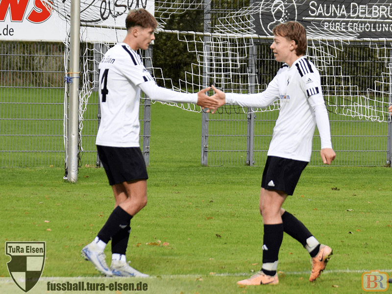 Die TuRa Top-Torschützen Fabian Hirschberg und Moritz Bredebusch Fabian Hirschberg und Moritz Bredebusch, Top-Torschützen der TuRa Elsen, klatschen auf dem Fußballfeld ab