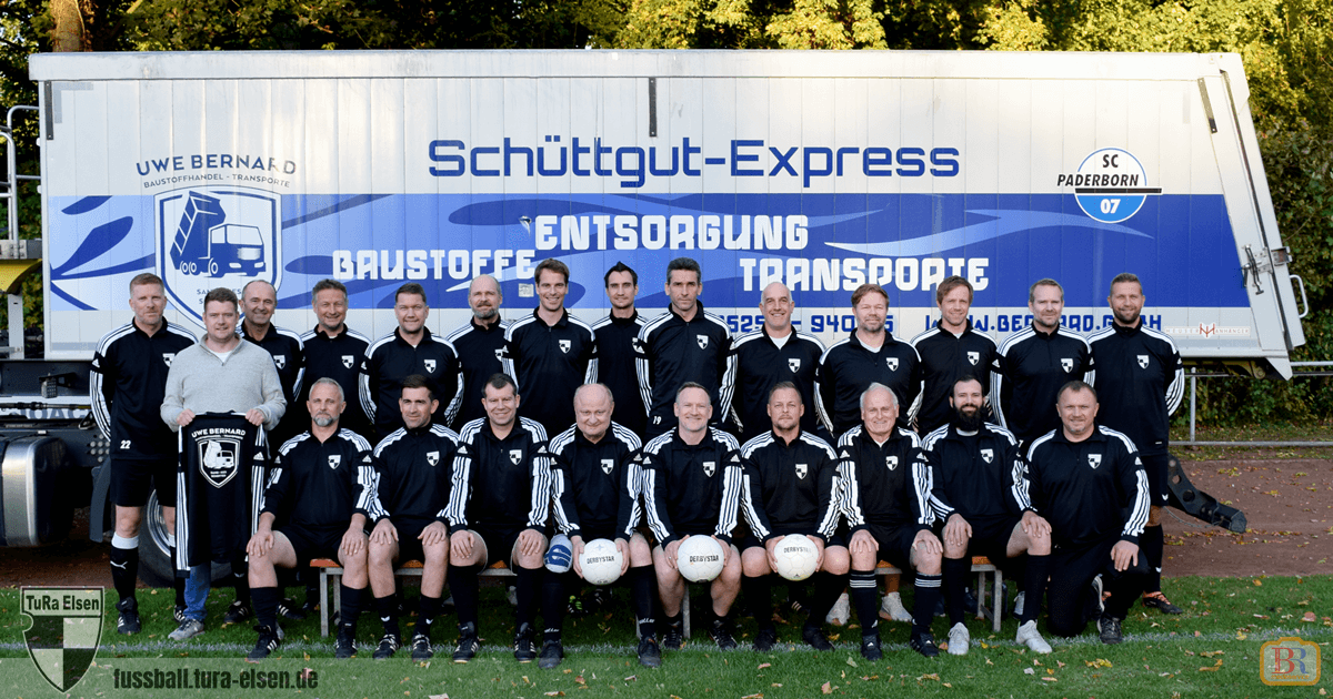 Gruppenfoto TuRa Altherren in schwarzen Hoodies, sitzend und stehend vor einem LKW-Anhänger mit der Aufschrift 'Schüttgut-Express'