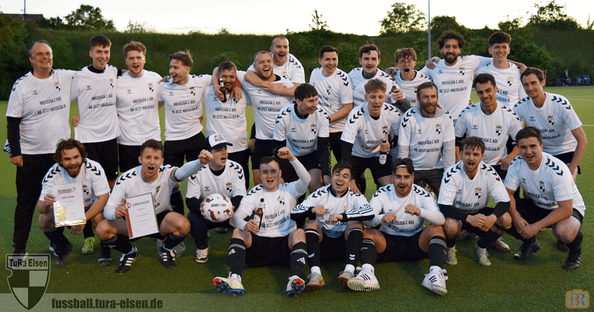 TuRa Spieler in weißen Aufstiegsshirts posieren gemeinsam auf dem Spielfeld bei der Meisterehrung, einige halten eine Urkunde und einen Fußball