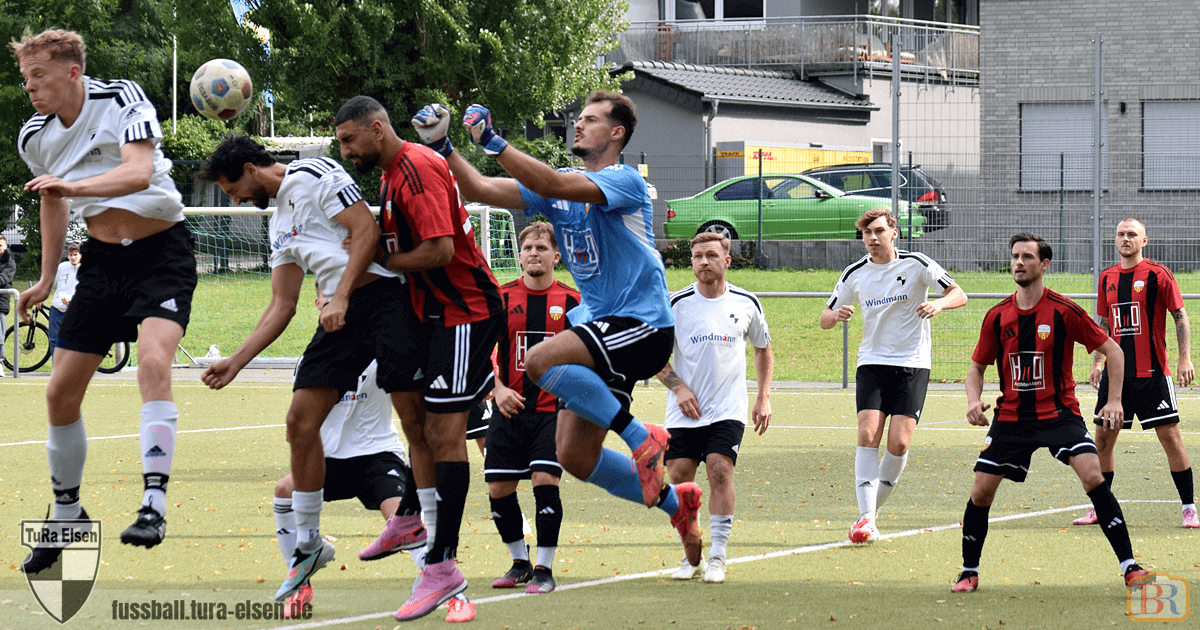 Fußballspiel zwischen TuRa Elsen und Suryoye Paderborn im Kreispokal, Spieler springen und kämpfen um den Ball vor dem Tor
