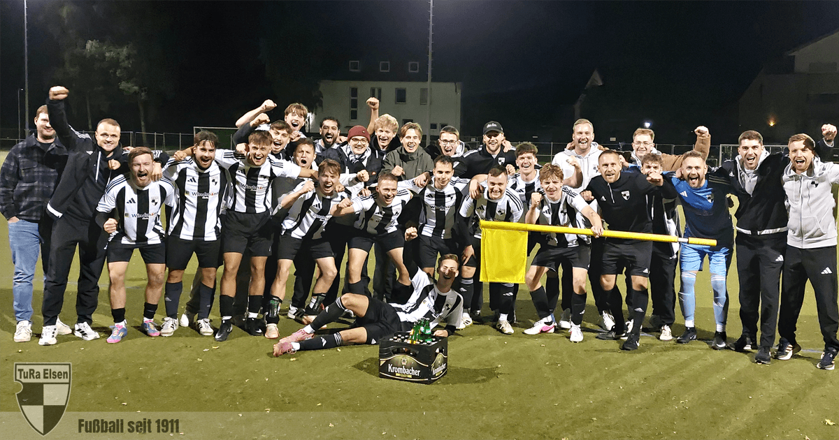 TuRa-Mannschaft in schwarz-weißen Trikots jubelt gemeinsam auf dem Spielfeld bei Flutlicht