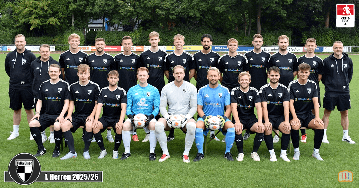 Mannschaftsfoto der 1. Herren TuRa Elsen Saison 2025/26, Spieler schwarzen und blauen Trikots auf Fußballrasen