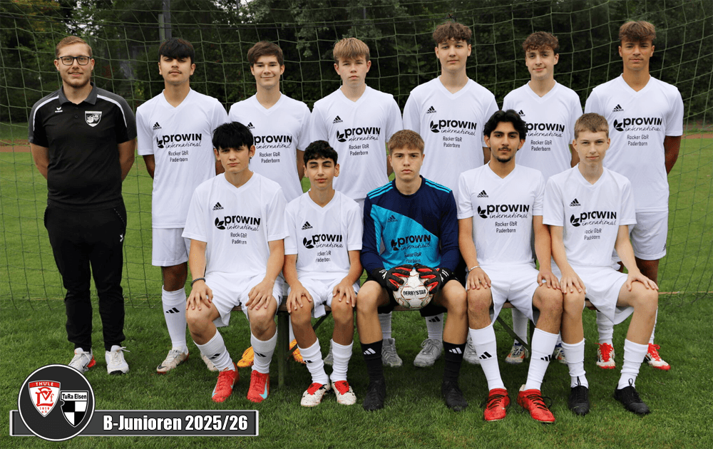 B-Junioren in weißen Trikots. Zehn Spieler stehen und sitzen in zwei Reihen, ein Torwart in blauer Ausrüstung. Ein Trainer steht links.