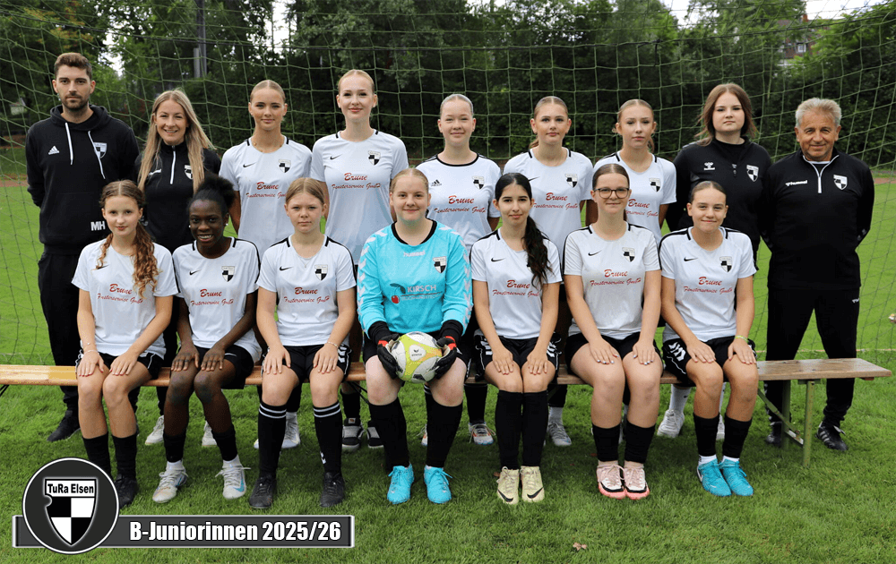 TuRa U17 Fußballspielerinnen in weißen Trikots und schwarzen Shorts posieren vor einem Fußballtor.