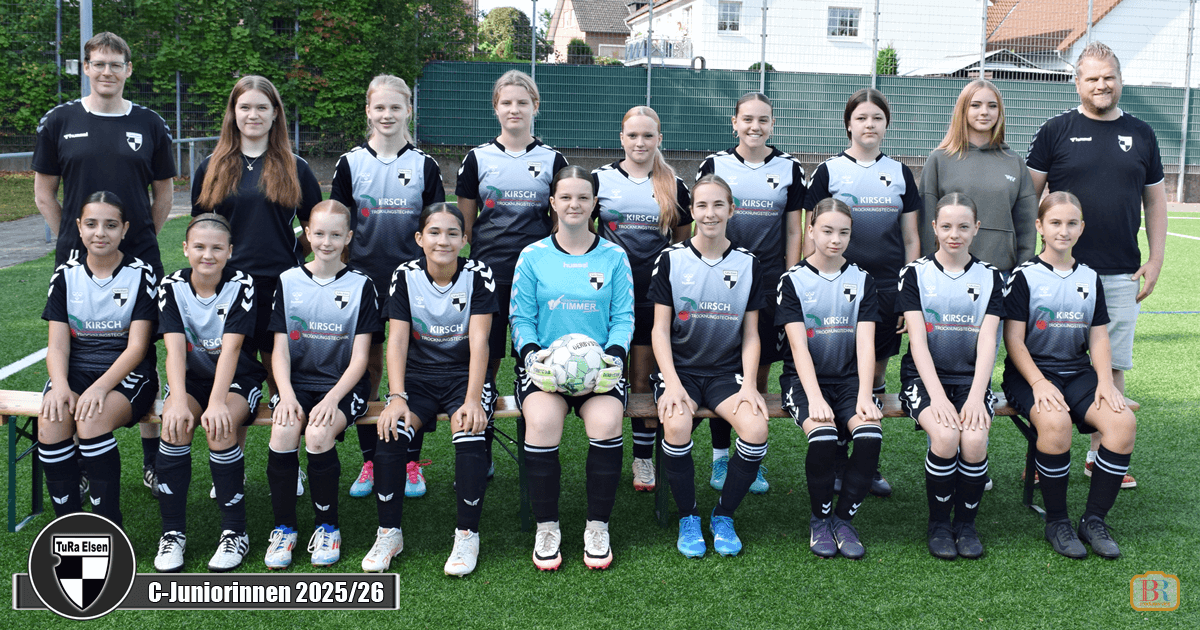 Gruppenfoto der C-Juniorinnen der TuRa Elsen 2025/26, 14 Spielerinnen in schwarzen Trikots mit weißen Details, 3 Trainer*innen im Hintergrund.