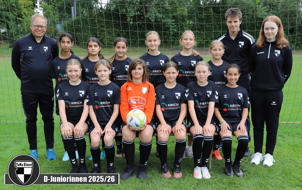 Gruppenfoto der D-Juniorinnen von TuRa Elsen. 12 Spielerinnen in schwarzen Trikots, eine Torfrau in orange, auf einem Fußballfeld.
