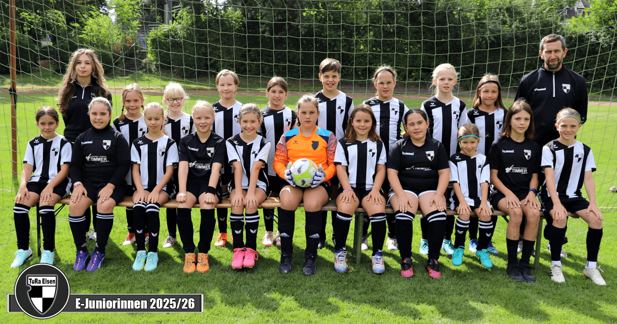Gruppenfoto der E-Juniorinnen von TuRa Elsen. 18 Spielerinnen in schwarz-weißen Trikots, eine Torhüterin in orange, auf einem Fußballfeld.