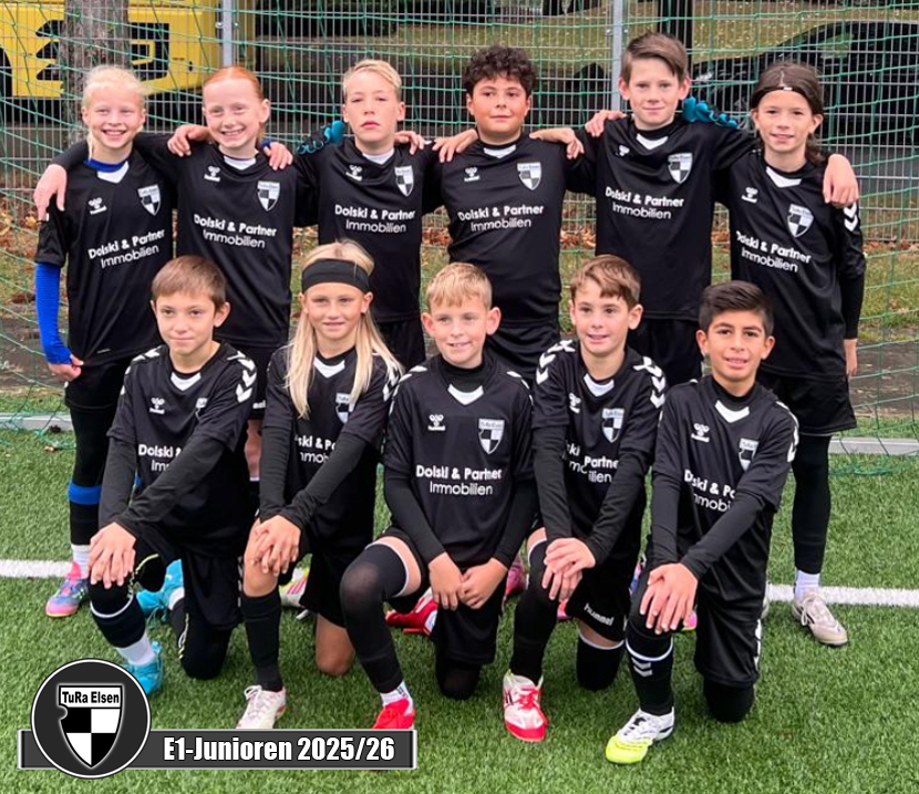 Elf Kinder in schwarzen Fußballtrikots posieren in zwei Reihen auf einem Fußballfeld