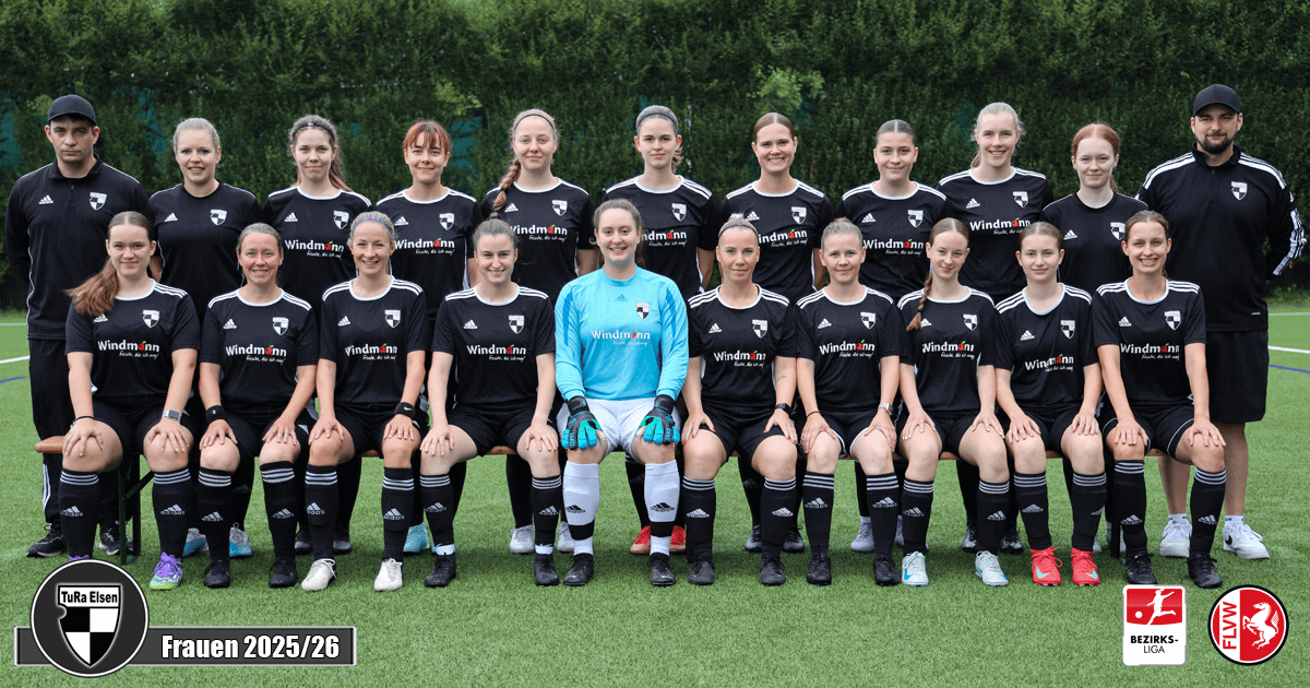 Teamfoto der Frauen TuRa Elsen 2025/26 in schwarzen Trikots auf Rasenplatz, zwei Trainer stehend an den Seiten.