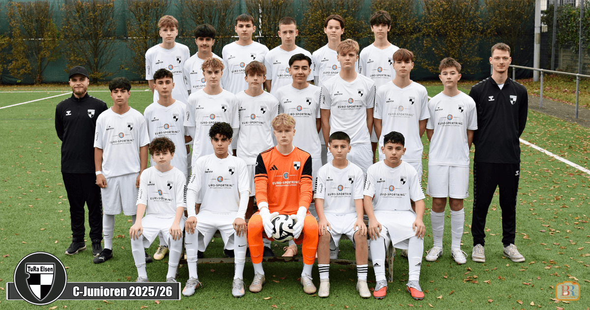 Mannschaftfoto der C-Junioren von TuRa Elsen mit 18 Spielern in weißen Trikots, einem Torwart in orangefarbenem Trikot und zwei Trainer auf einem Fußballfeld