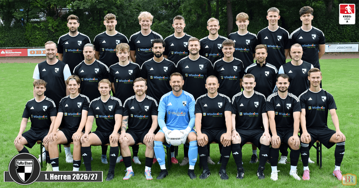 Mannschaftsfoto der 1. Herren TuRa Elsen Saison 2025/26, Spieler schwarzen Trikots auf Fußballrasen